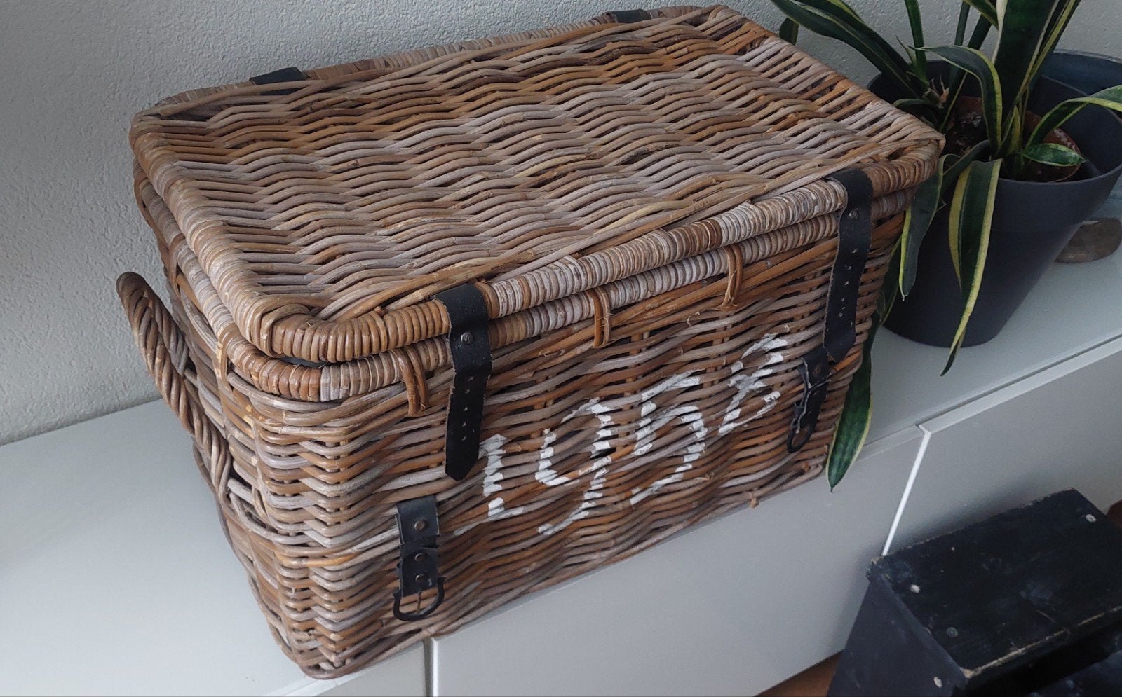 Grote rieten opbergkist met leren riemen, Huis en Inrichting, Woonaccessoires | Kisten, Gebruikt, 5 – 50, 50 tot 75 cm, 50 tot 100 cm