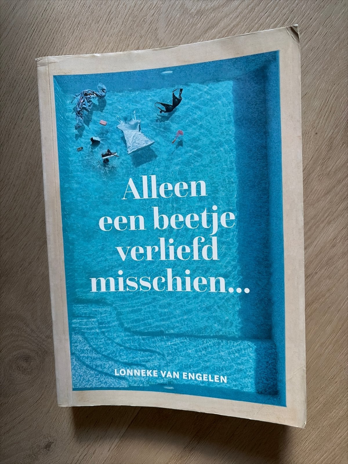 Alleen een beetje verliefd misschien... - Lonneke van Engele, Ophalen of Verzenden, Gelezen, Nederland
