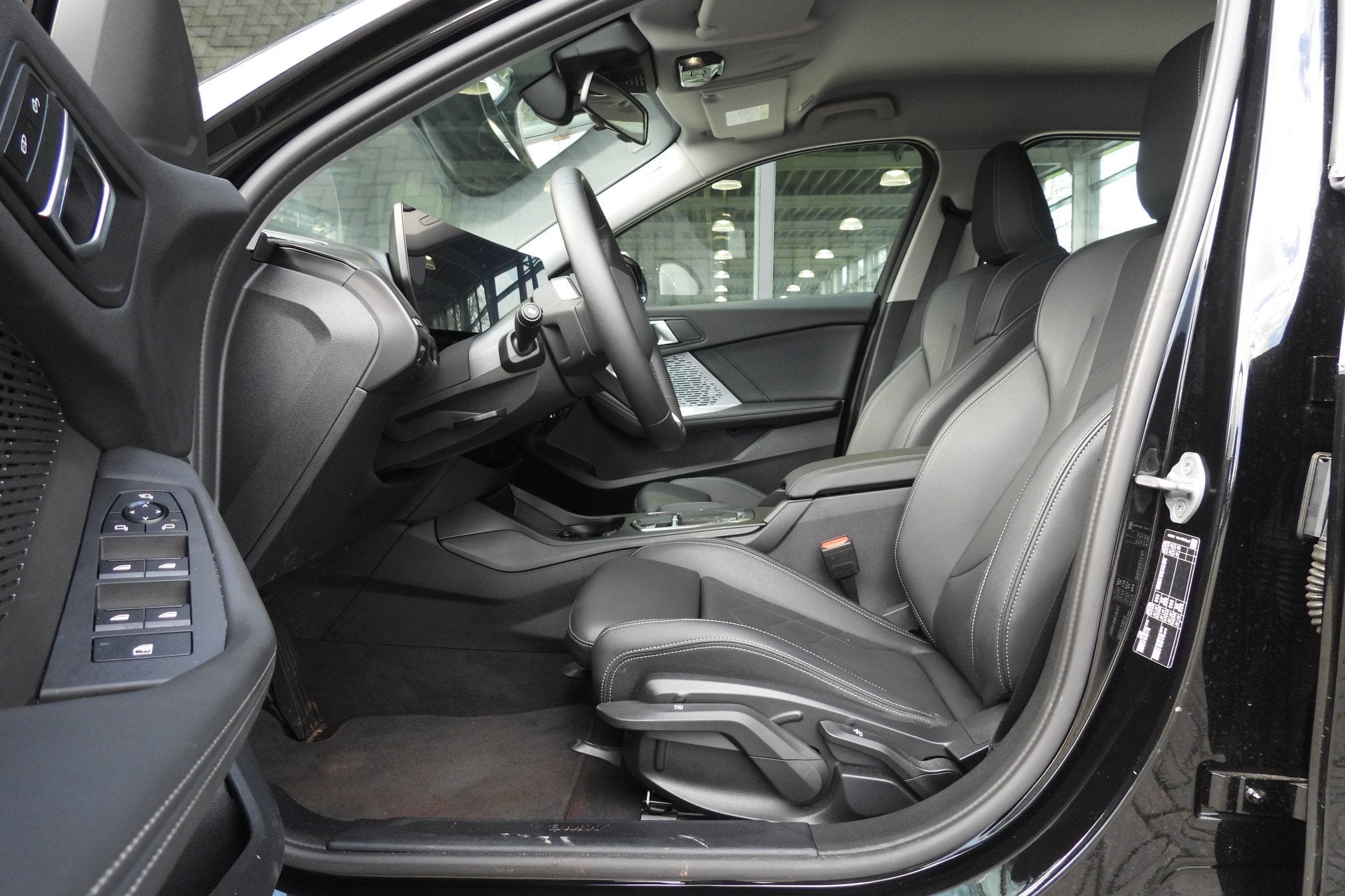 BMW 1 Serie 120 M Sport Automaat / Sportstoelen / Achteruitr, Auto's, Gebruikt, 156 pk, Met garantie (alle), Parkeersensor