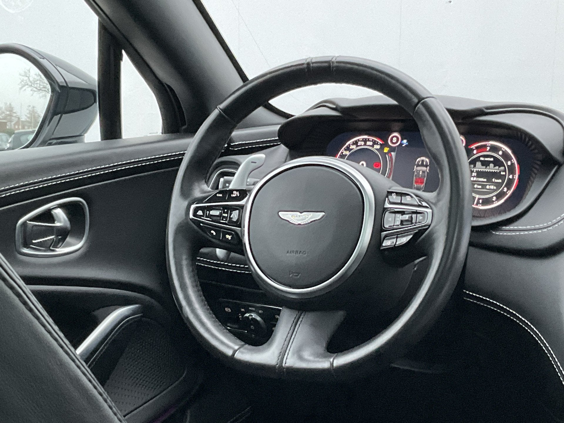 Foto 36 van Aston Martin Dbx 4.0 V8 360 Memory Stoelverw/koeling Sfeer