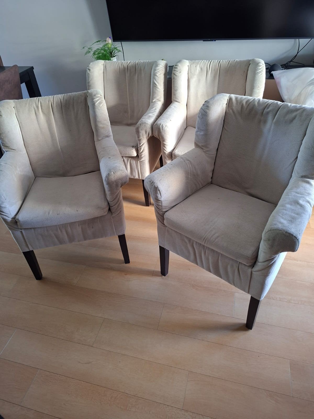 Set van 4 beige eetkamerstoelen met armleuningen, Gebruikt, Ophalen of Verzenden, Vier, Stof