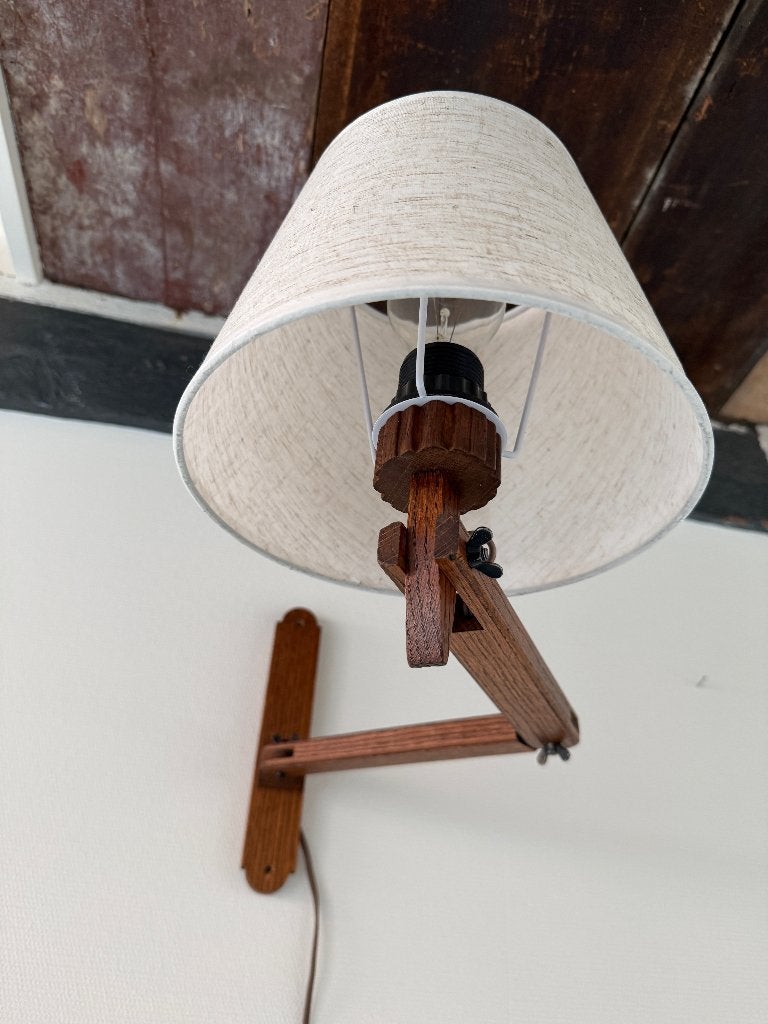 Vintage houten wandlamp met zwenkarm nieuwe kap linnenlook, Bruin, Zo goed als nieuw, Wandlamp, Hout