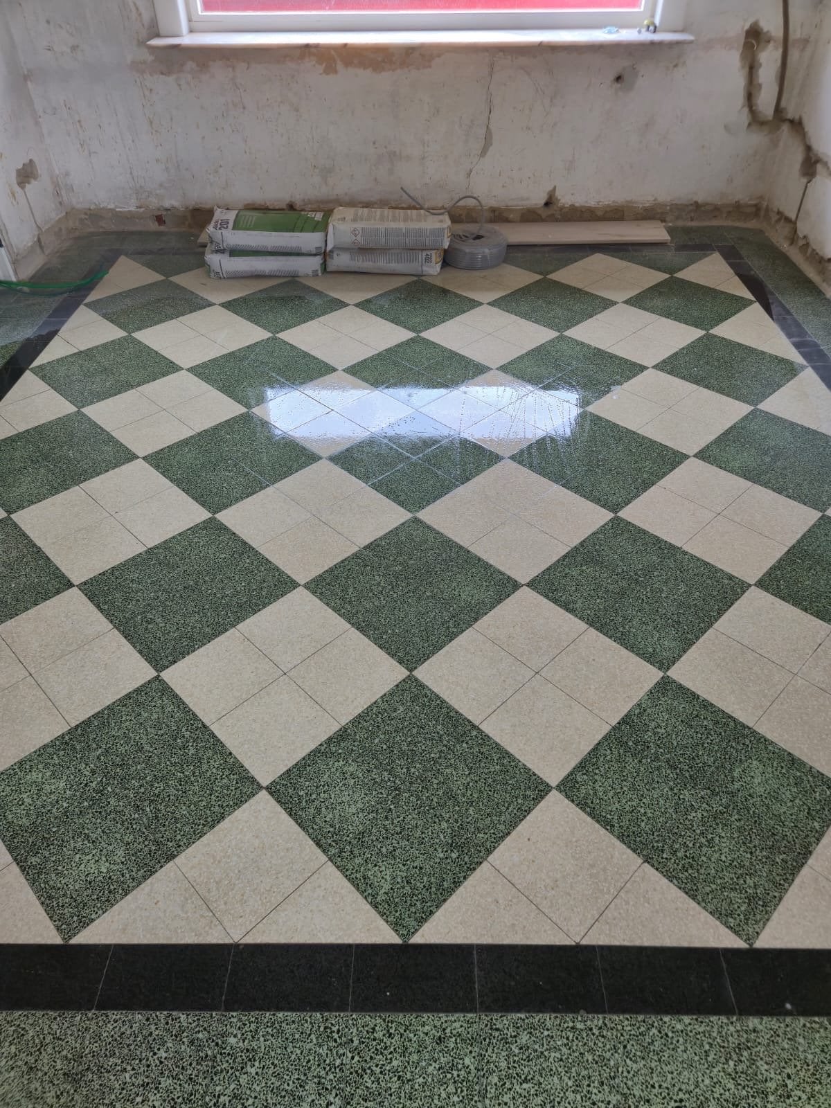 MOET WEG Groen/beige geblokte vloertegels, zo goed als nieuw, Doe-het-zelf en Verbouw, Ophalen, 5 tot 10 m², Zo goed als nieuw