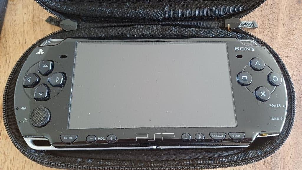 PSP 2004 & 8gb Memory Card & more, Spelcomputers en Games, Spelcomputers | Sony PSP, Ophalen of Verzenden, Gebruikt, Zwart, PSP