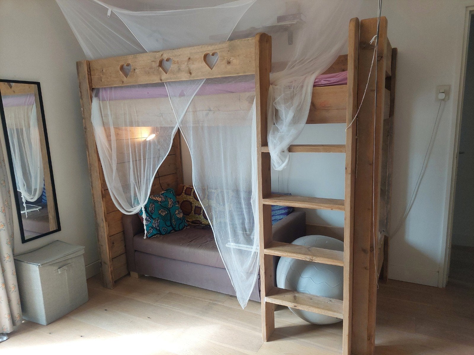 Stevig houten hoogslaper met hartjes en klamboe, Huis en Inrichting, Gebruikt, Eenpersoons, Ophalen of Verzenden, 90 cm