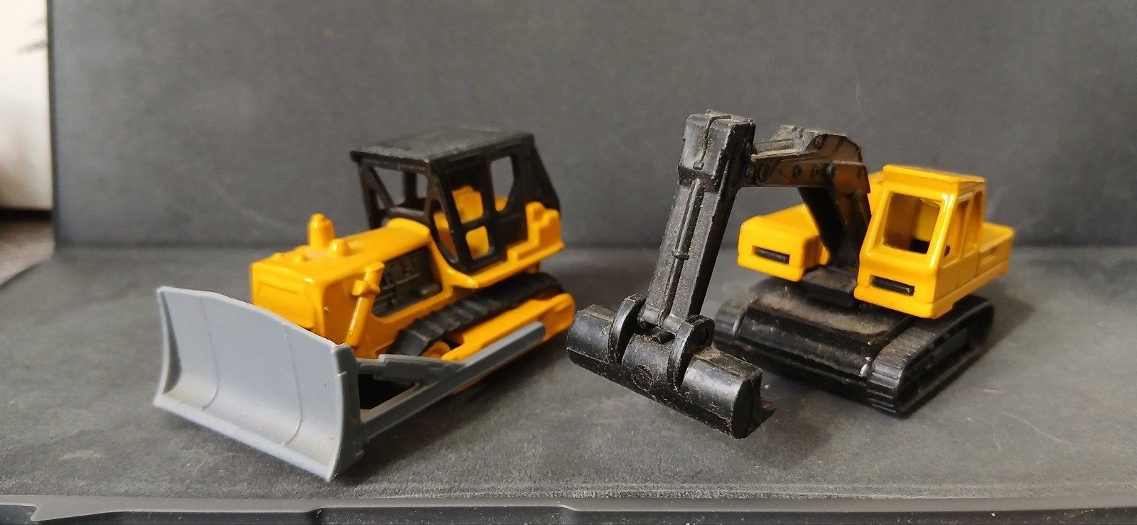 Set van 2 speelgoedvoertuigen: bulldozer en graafmachine, Ophalen