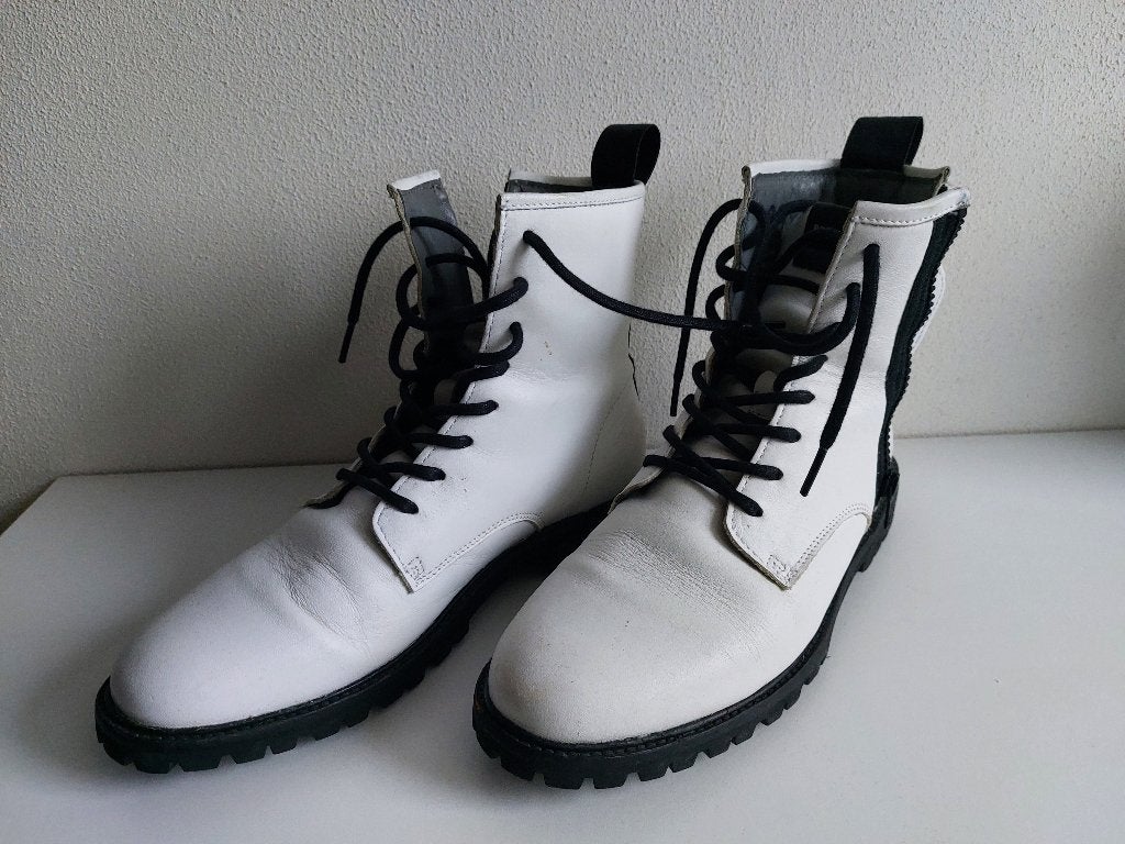 Hoge damesschoenen (wit), Wit, Lage of Enkellaarzen, Ophalen of Verzenden, Zo goed als nieuw