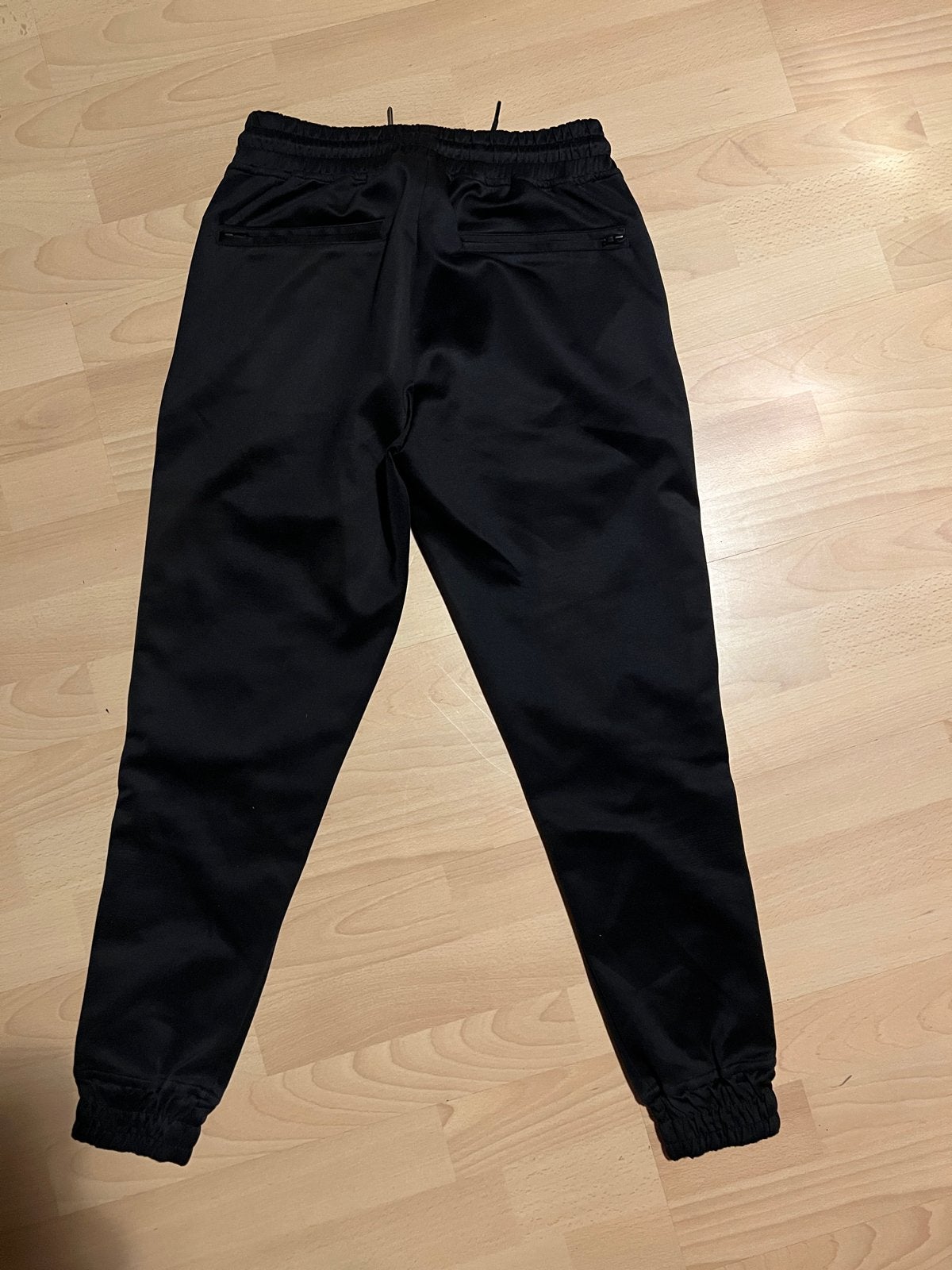 Daily Paper trainingsbroek - Zwart met logo strepen, Kleding | Heren, Ophalen, Gedragen, Maat 48/50 (M), Zwart