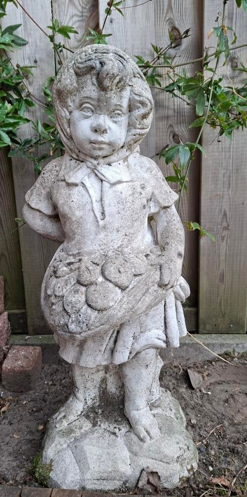 Vintage stenen tuinbeeld meisje met mand, Tuin en Terras, Ophalen, Gebruikt, Steen, Mensenbeeld