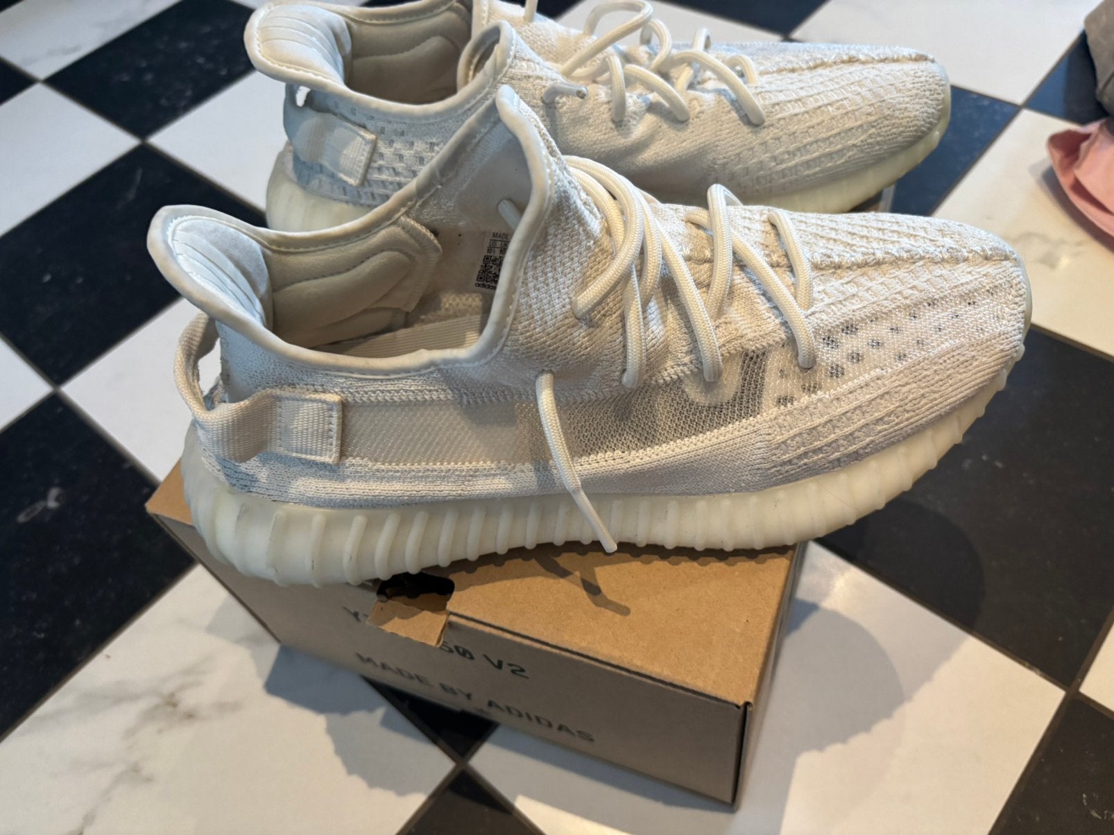 Adidas yeezy 350 V2 mt 44 2/3, Ophalen of Verzenden, Zo goed als nieuw, Zwart