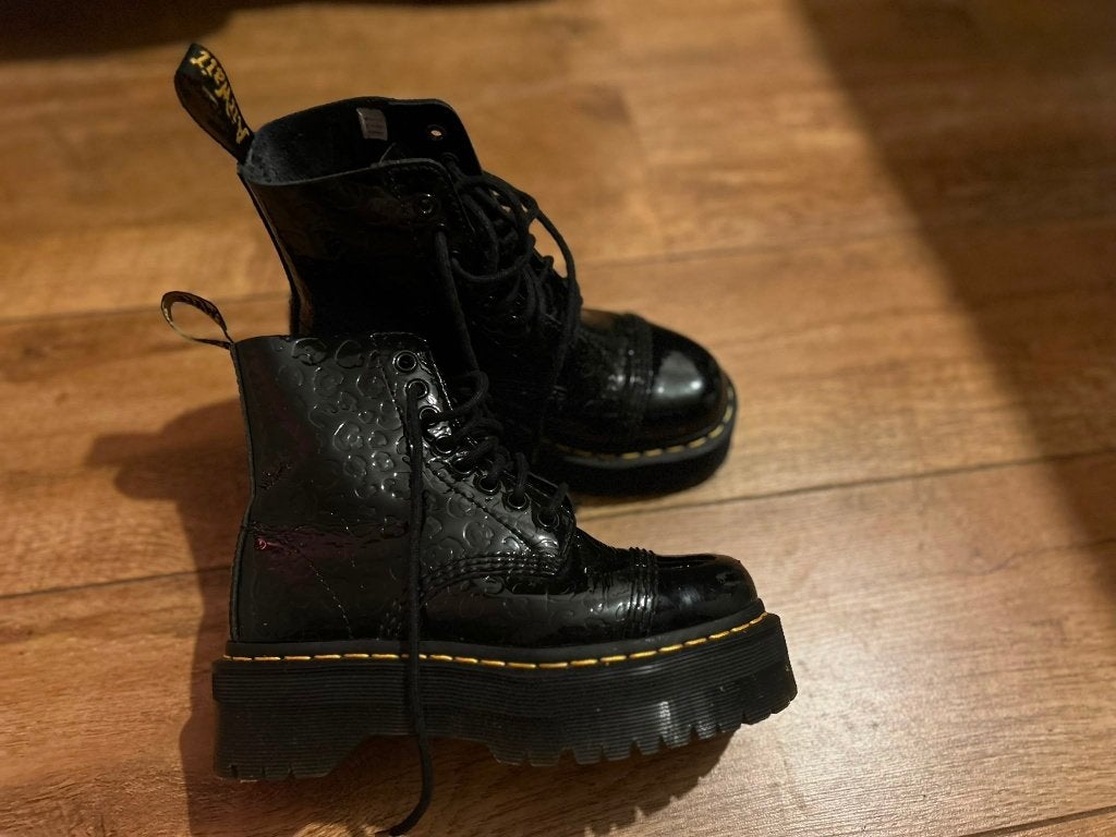 Dr. Martens Floral Emboss 8 eye Crazy Horse Leather., Verzenden, Zwart, Lage of Enkellaarzen, Dr. Martens