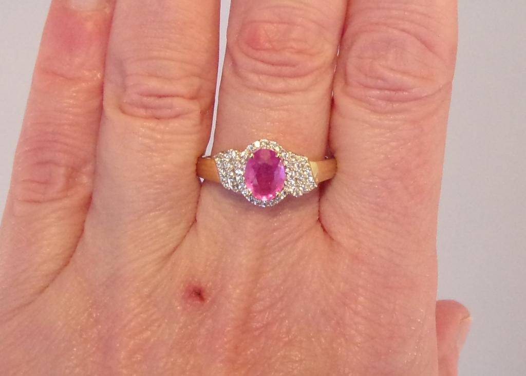 Nieuwe designer ring met Saffier, goud, maat 20, Sieraden, Tassen en Uiterlijk, Ringen, 20 of groter, Verzenden, Nieuw, Roze