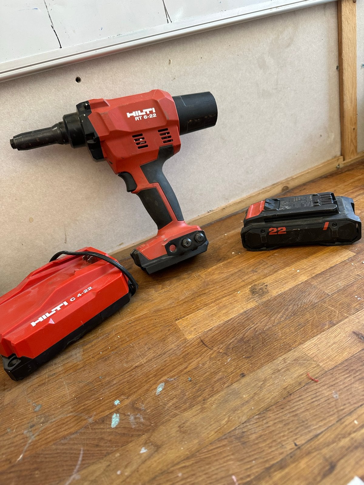 Hilti RT 6 22 Accu popnagel met Accu en Lader, Ophalen of Verzenden, Gebruikt, 600 watt of meer, Boor- en Schroefmachine
