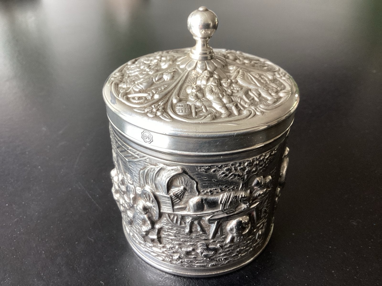 Verzilverde theebus van Douwe Egberts met reliëfdecoratie, Ophalen