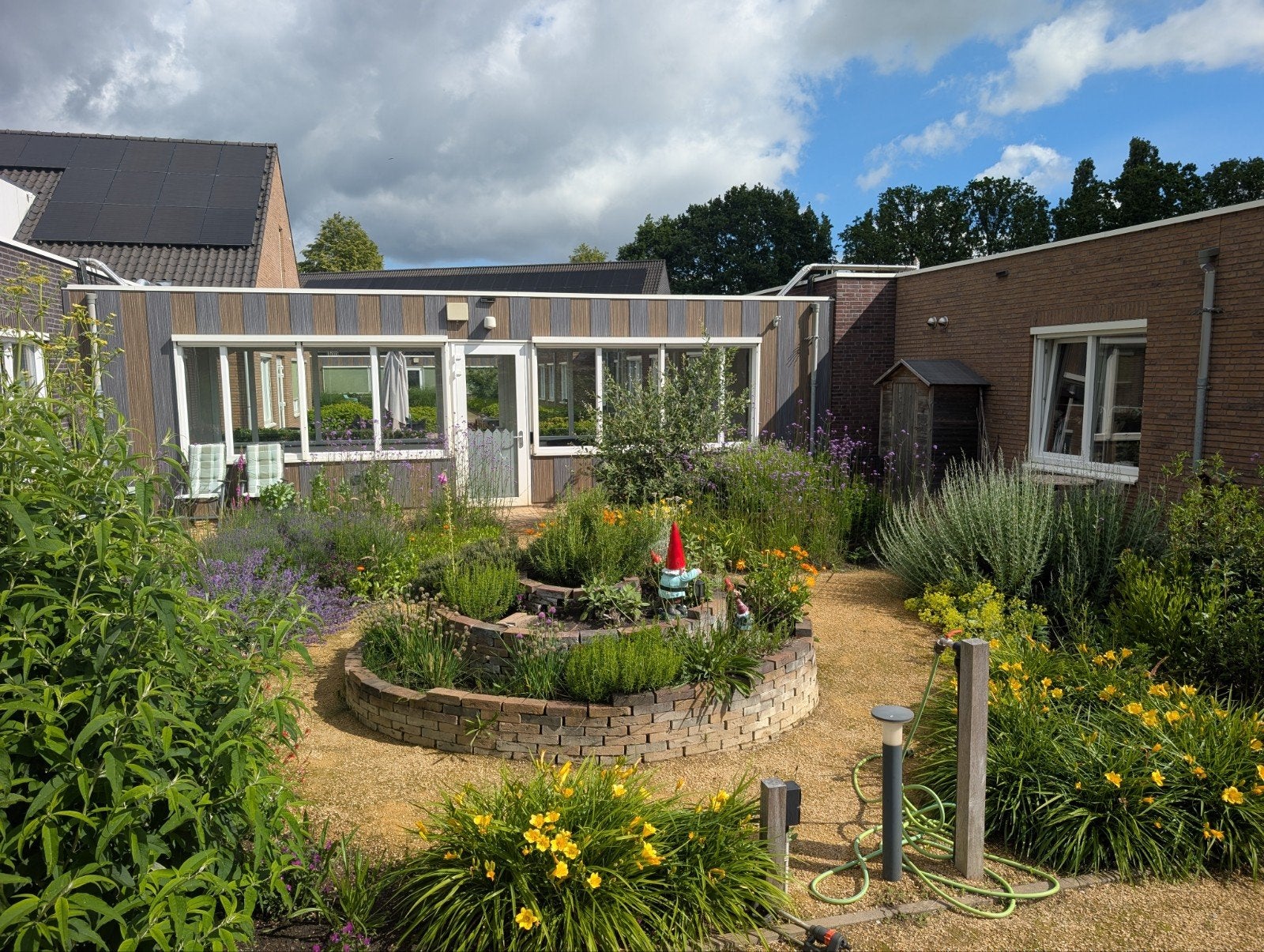 tuinvrouw, tuinman , hovenier, ecologisch tuinonderhoud
