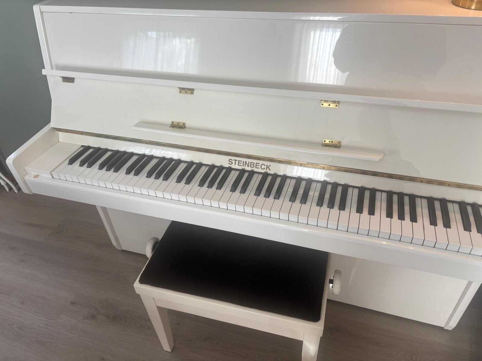 Prachtige witte Steinbeck piano + pianokruk Zeer nette staat, Ophalen, Wit, Zo goed als nieuw, Piano