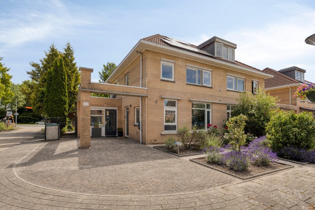 Ruime 2-onder-1-kapwoning met 153 m² woonoppervlakte, 200 tot 500 m², 151 m², Flevoland, 9 kamers