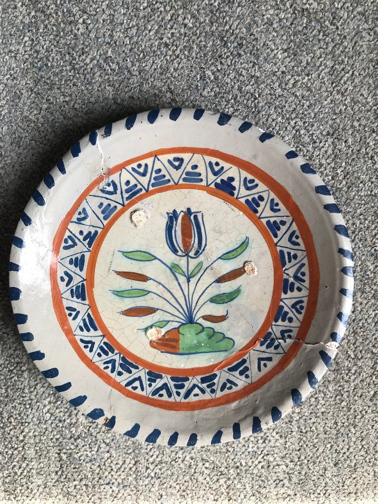 Majolica bord met tulp ca. 1625 bodemvondst, Ophalen of Verzenden