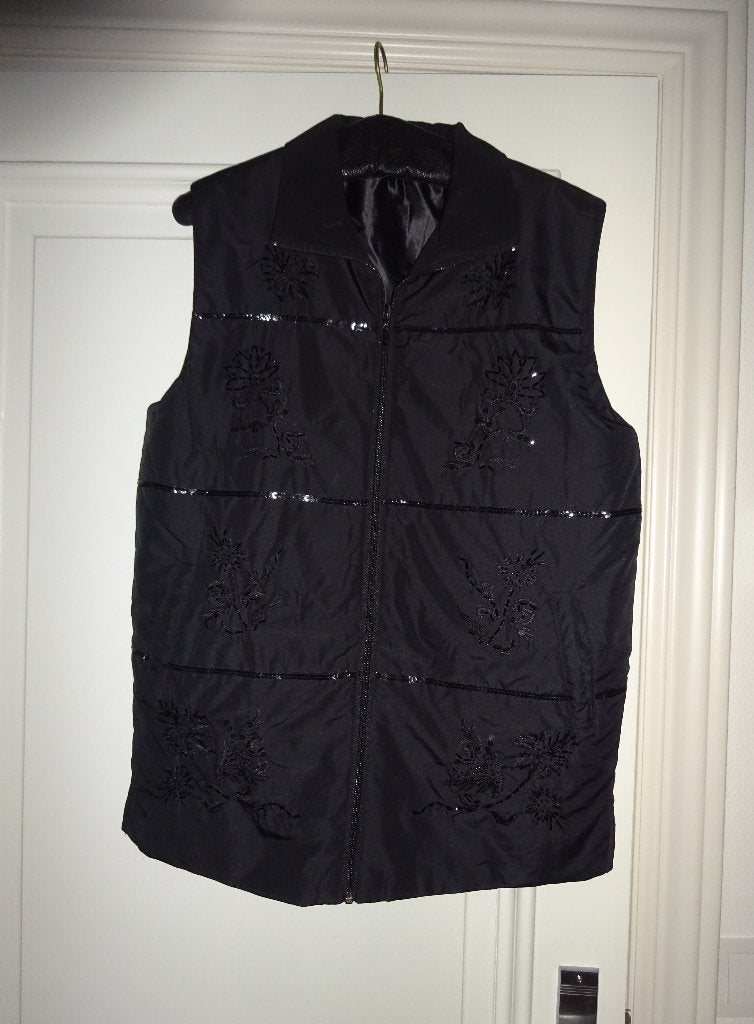 NIEUW Maat 52-54 Zwarte Bodywarmer met Applicaties, epauletj, Ophalen of Verzenden, Nieuw, Zwart, Overige typen