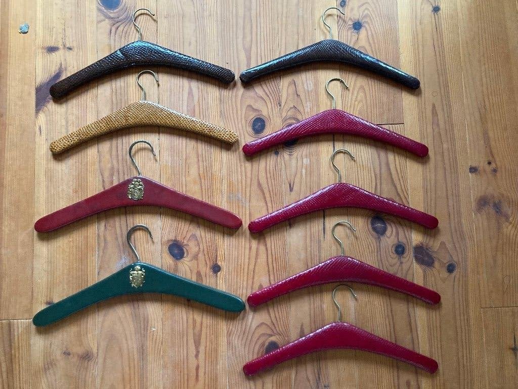 9 klassieke kledinghangers met skai bekleding div. kleuren, Ophalen of Verzenden, Zo goed als nieuw, Kunststof, Kinderen en Volwassenen