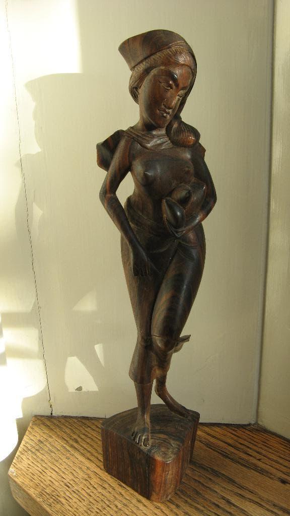 Balinese vrouw houtsnijwerk beeld 35cm, Houtsnijwerk, Art deco, Ophalen of Verzenden, Handgemaakt