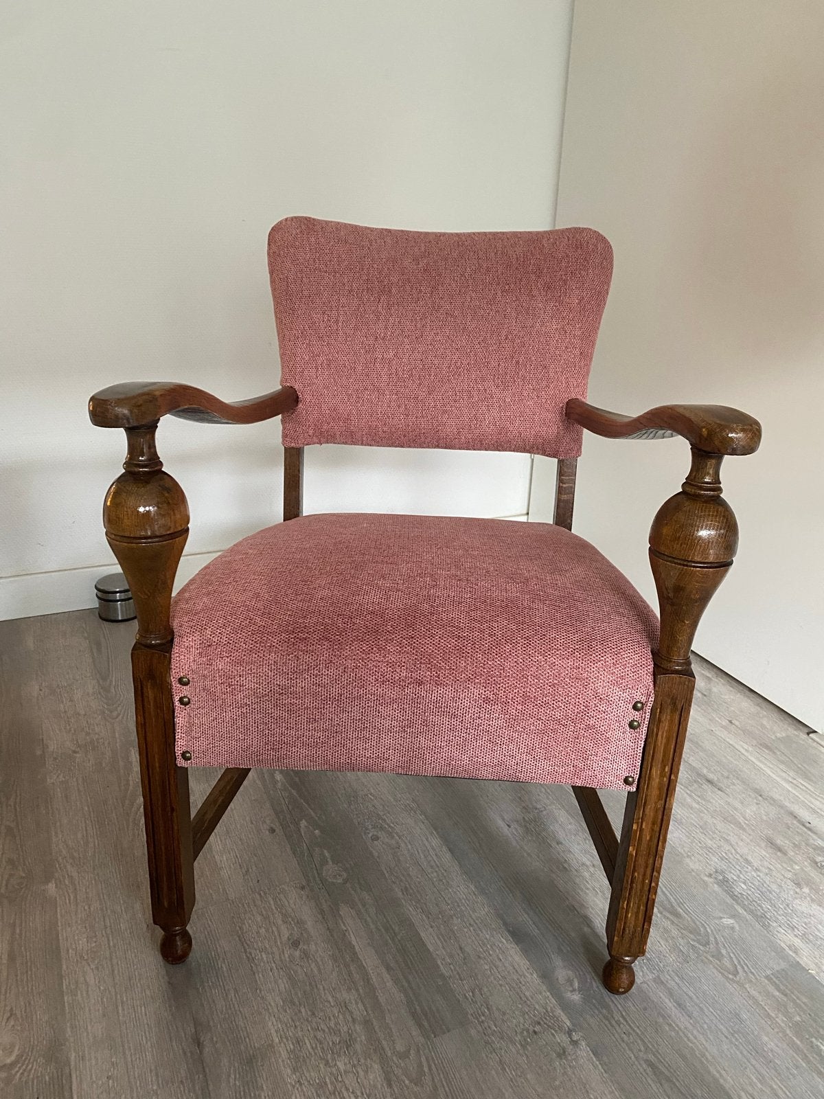 Vintage fauteuil met roze bekleding en houten armleuningen, Ophalen