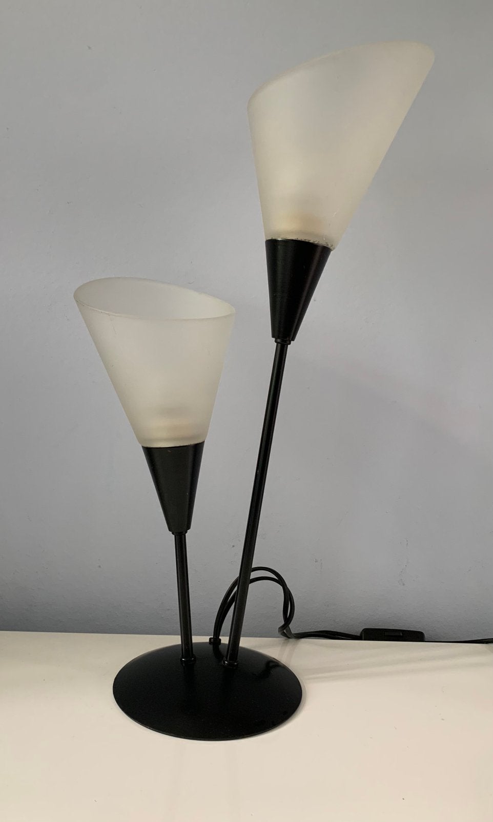 Schemerlamp met 2 lampenkappen, Gebruikt, Lampenkapjes glas zwart metaal, 50 tot 75 cm, Ophalen of Verzenden