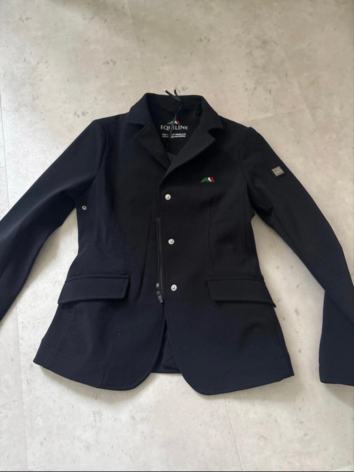 Equiline wedstrijdjasje zwart maat 8/9 jaar, Dieren en Toebehoren, Ophalen of Verzenden, Nieuw, Dressuur, Bovenkleding