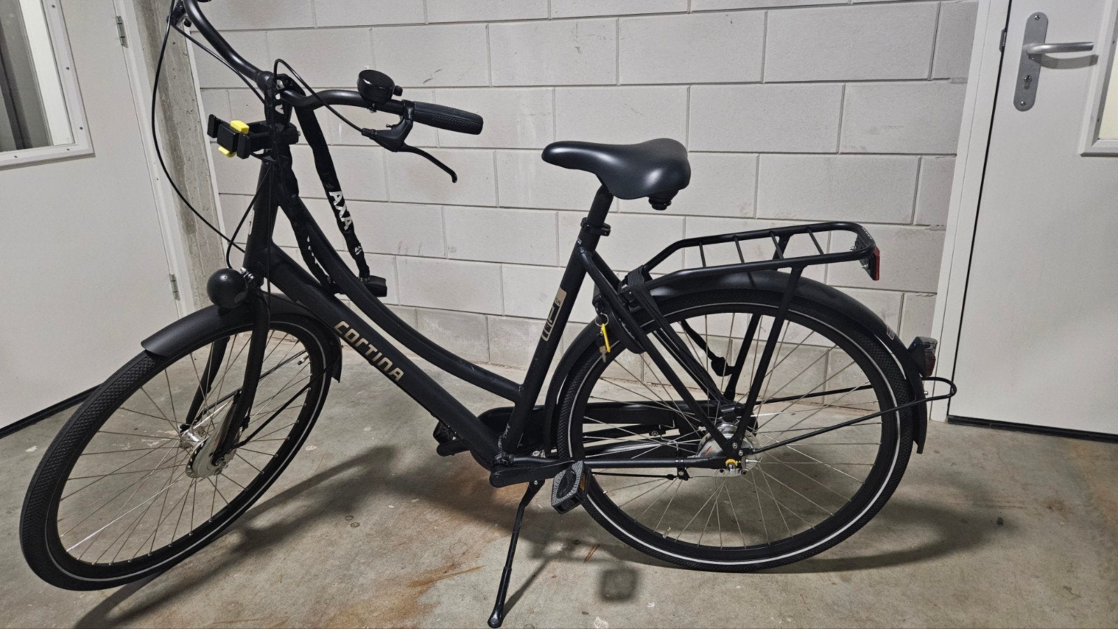 Te koop Cortina fiets zwart met mandje, Fietsen en Brommers, Fietsen | Dames | Omafietsen, Ophalen, Gebruikt