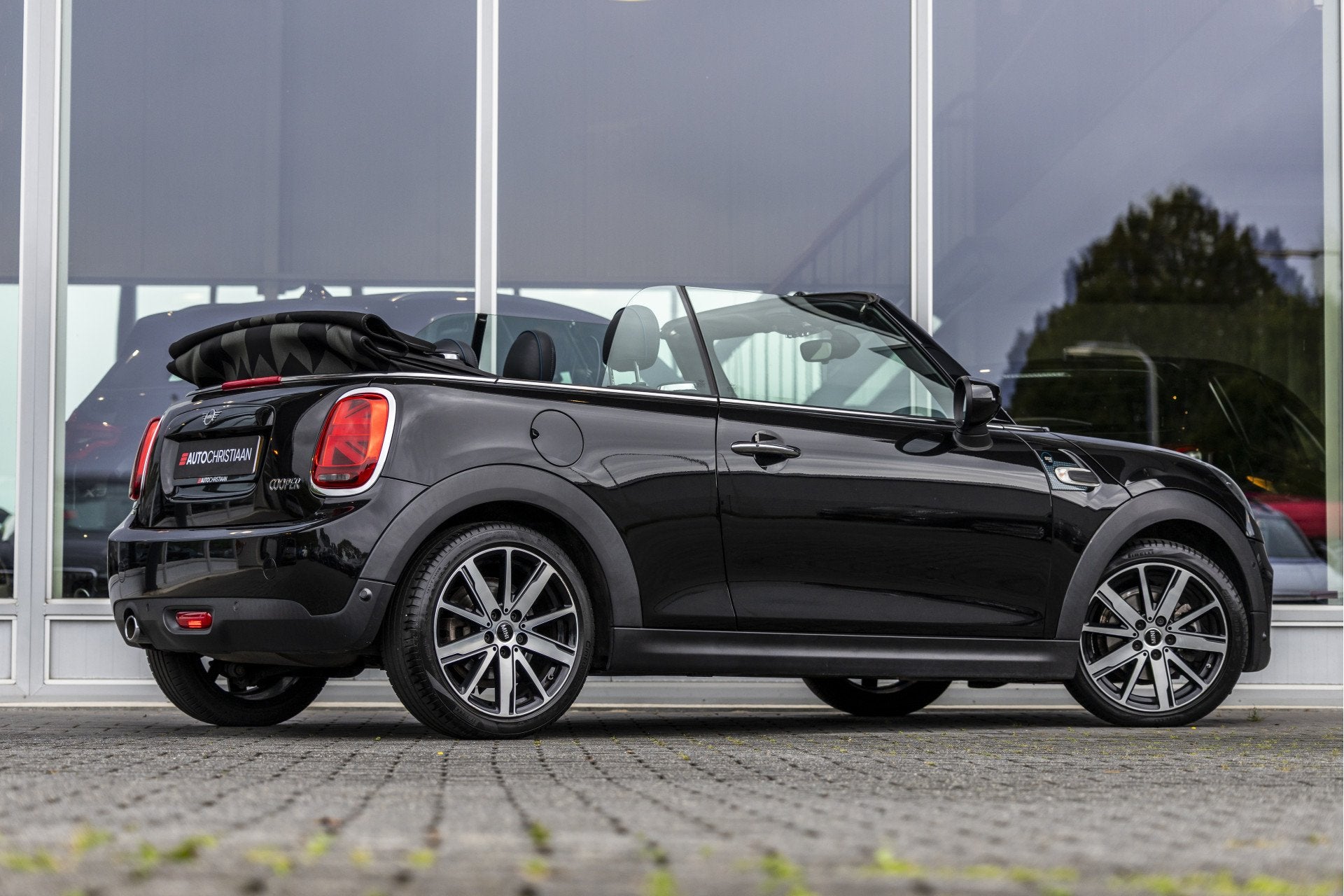 MINI Cabrio 1.5 Cooper Sidewalk Edition Harmen Kardon | NL A, 12 maanden, 136 pk, Gebruikt, 4 stoelen