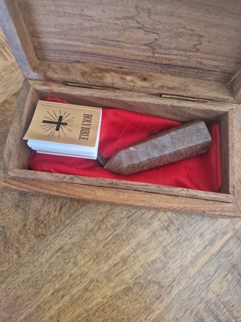 Houten kerk kistje met mini bijbel en steen., Ophalen of Verzenden