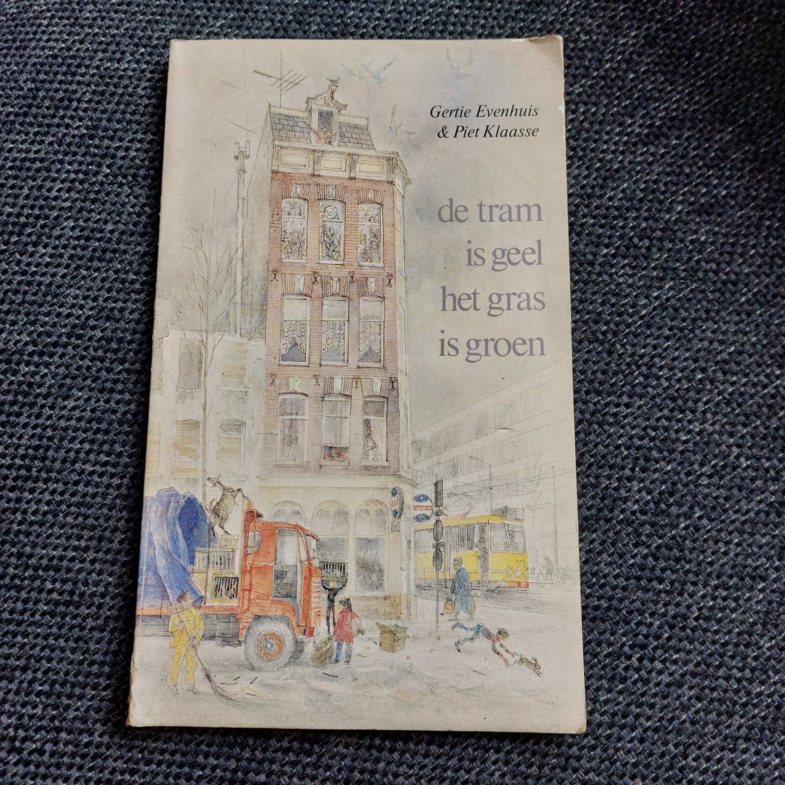 De tram is geel het gras is groen - Gertie Evenhuis, Ophalen of Verzenden, Gelezen, Gertie Evenhuis & Piet Klaasse, Fictie algemeen