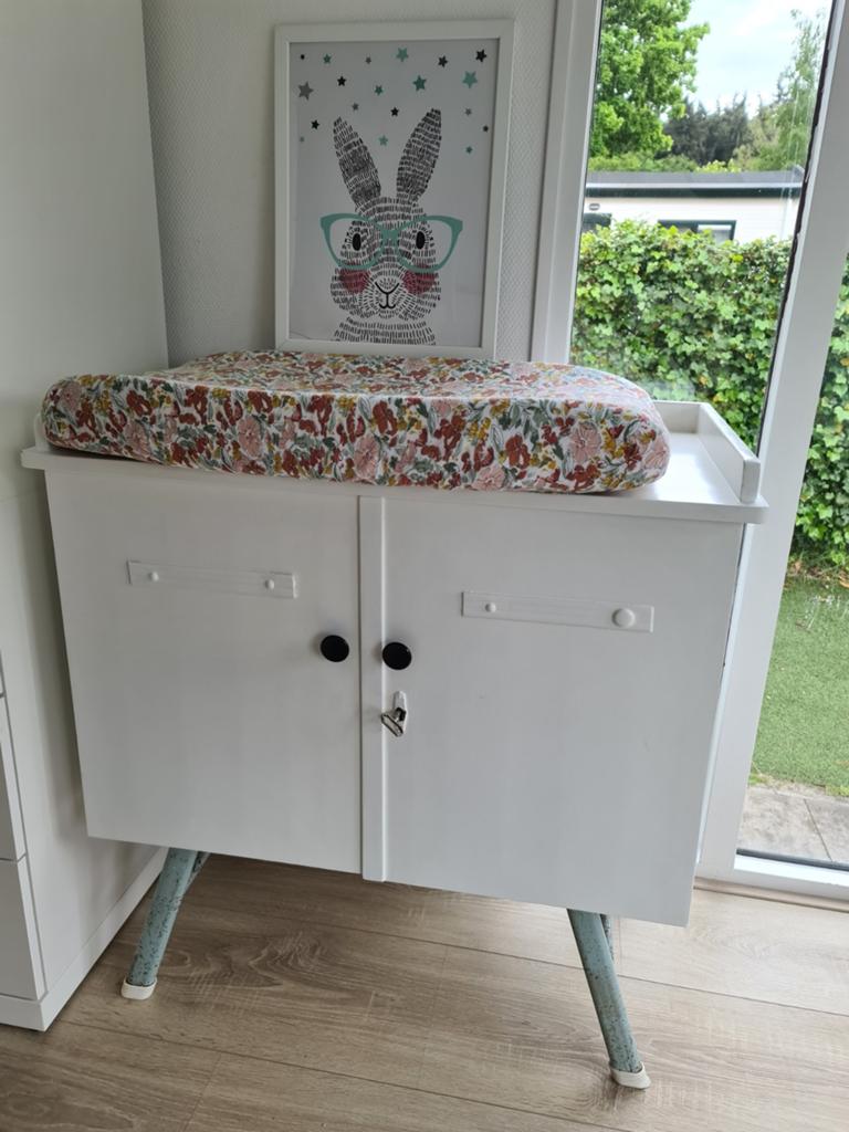 Vintage commode met opstaande rand - Wit met blauwe poten, Ophalen, Gebruikt, 50 tot 70 cm, 75 tot 100 cm