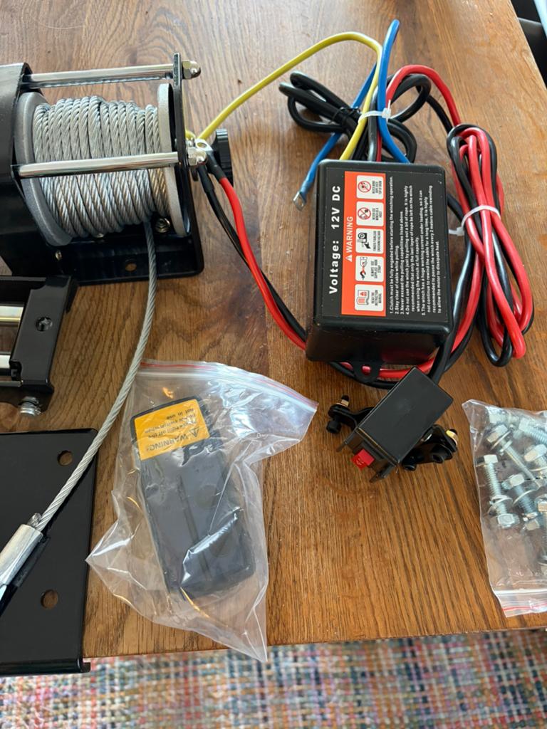 Nieuwe Lier 2000 kg trekkracht 12 volt met afstandbediening, Doe-het-zelf en Verbouw, Lieren en Takels, Ophalen