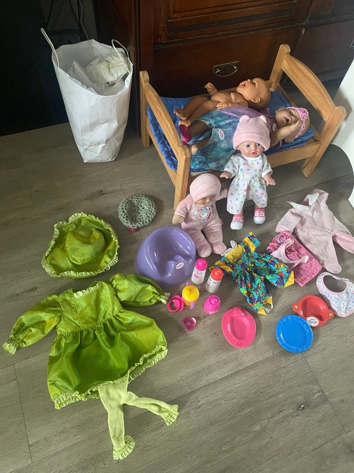 Grote set poppen met bedje, kleertjes en accessoires, Kinderen en Baby's, Speelgoed | Poppen, Ophalen, Gebruikt, Babypop