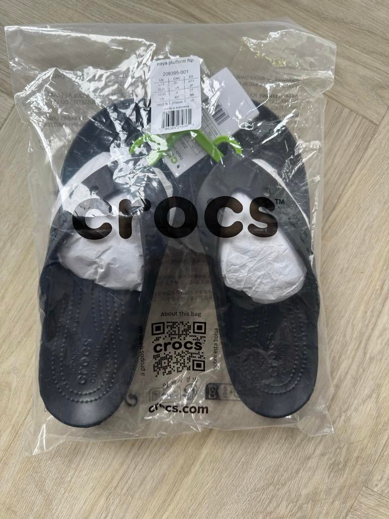 Nieuwe Crocs Baya Flip Slippers Zwart Maat 42/43, Slippers, Zwart, Nieuw, Ophalen of Verzenden