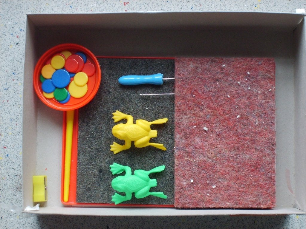 Kikkers en vlooienpotje plus twee prikkussens., Ophalen of Verzenden, Gebruikt, Jongen of Meisje
