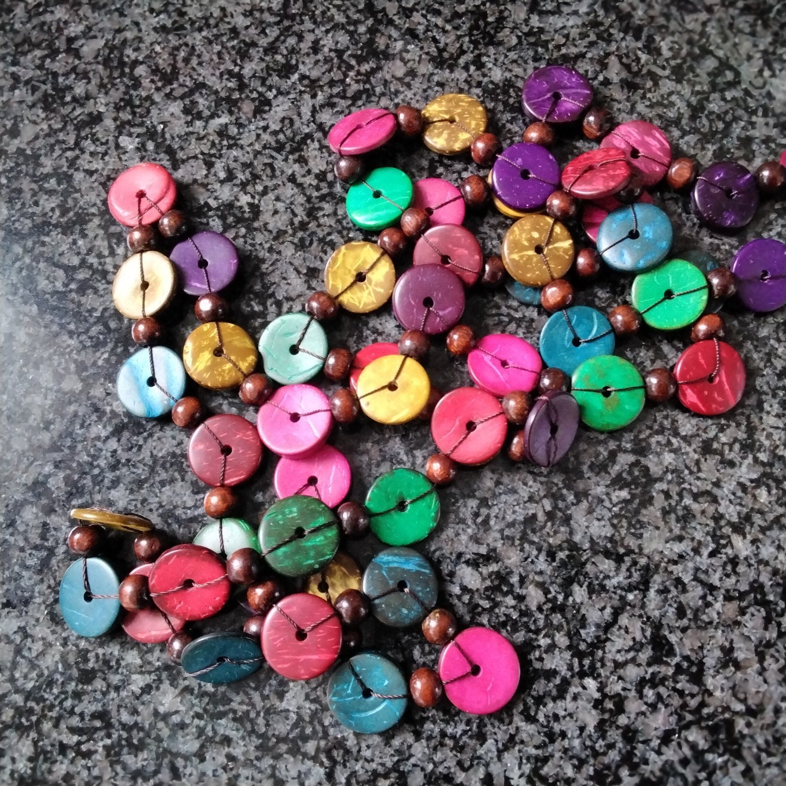 Afrikaanse handgemaakte  lange houten kralenketting ., Sieraden, Tassen en Uiterlijk, Ophalen of Verzenden, Zo goed als nieuw
