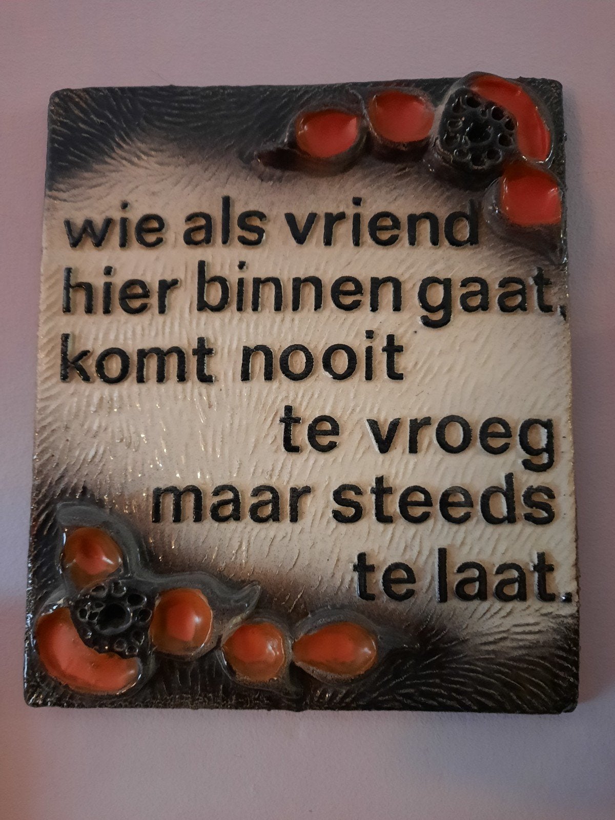 vintage wandtegel spreuk 'Wie als vriend hier binnen gaat', Ophalen of Verzenden