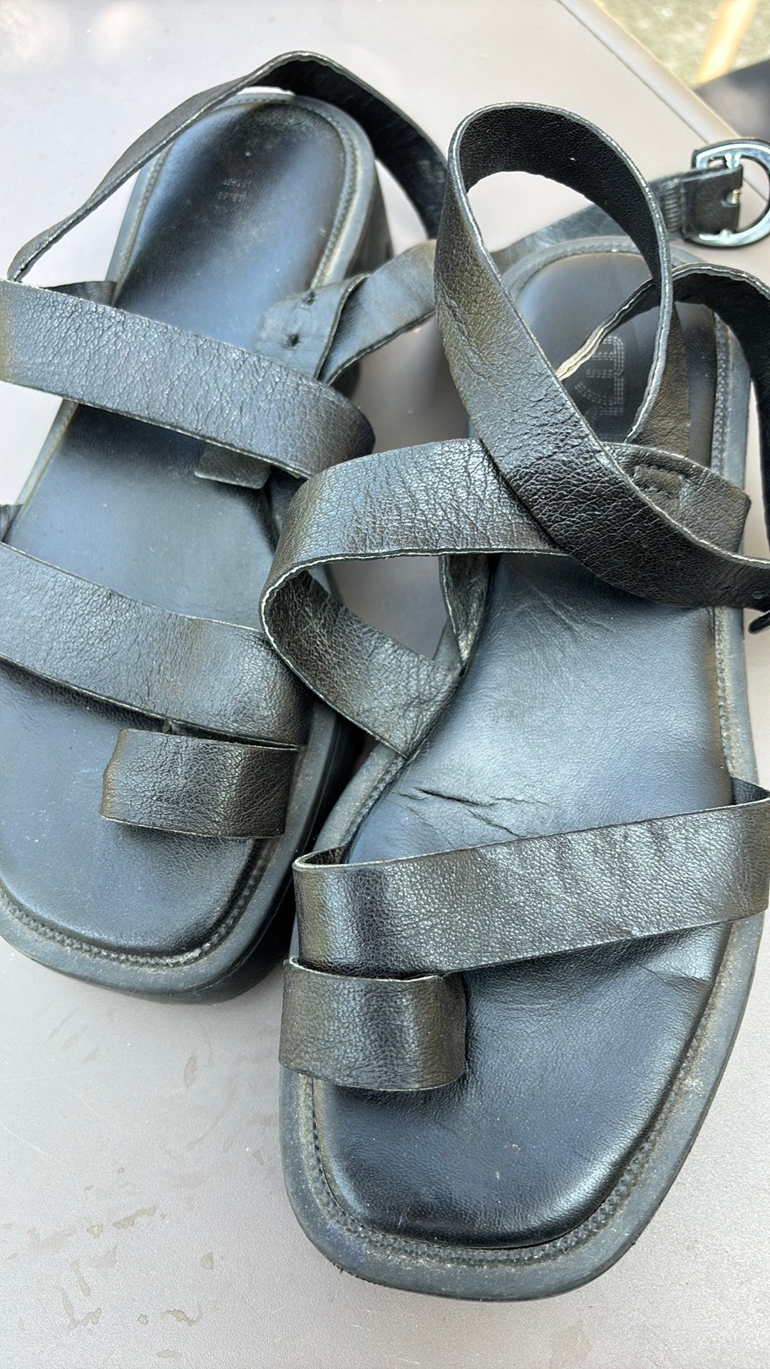 Zwarte sandaal op stoere zool. 37 leer mjus, Kleding | Dames, Schoenen, Ophalen of Verzenden, Zo goed als nieuw, Zwart, Sandalen of Muiltjes