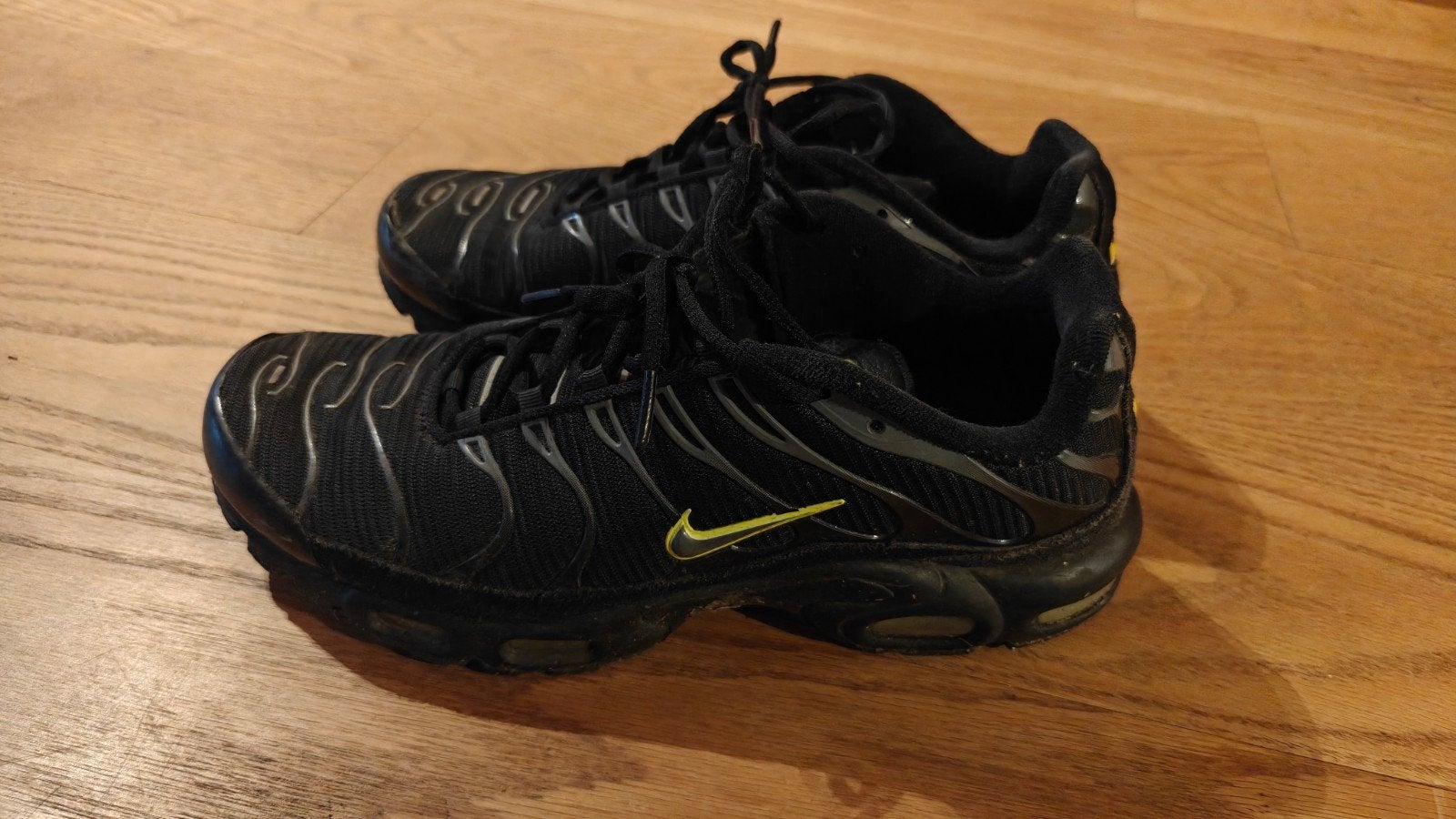 Nike Air Max Plus TN - Zwart met neon details, Ophalen, Zwart, Nike, Sneakers of Gympen