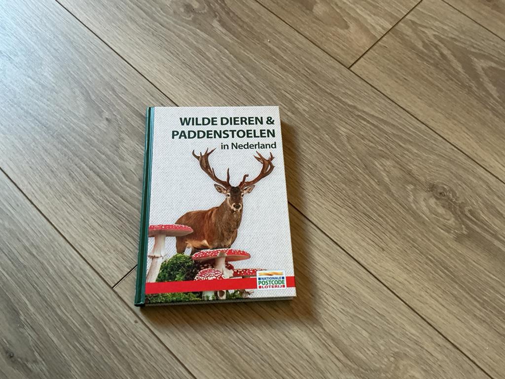 Wilde Dieren & Paddenstoelen in Nederland - Natuurboek, Ophalen of Verzenden, Zo goed als nieuw, Natuur algemeen