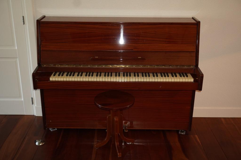 Mooie gratis Belarus piano, Ophalen, Gebruikt, Bruin, Piano