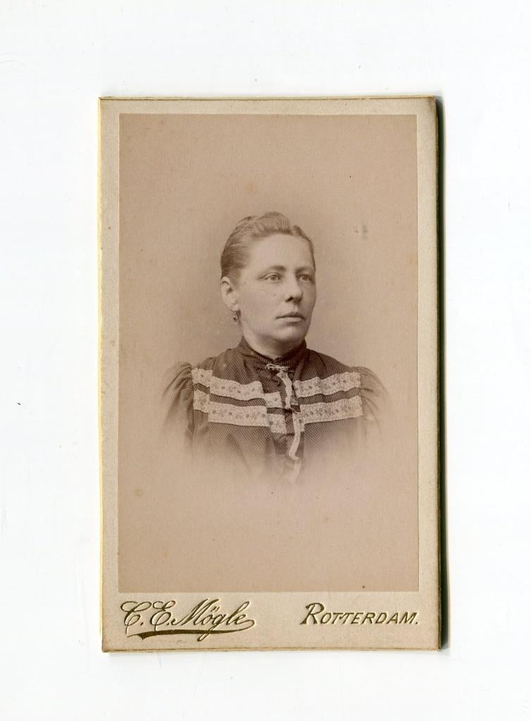 Carte de Visite. C.E. Mögle. Rotterdam., Foto, Ophalen of Verzenden, Zo goed als nieuw, Voor 1940