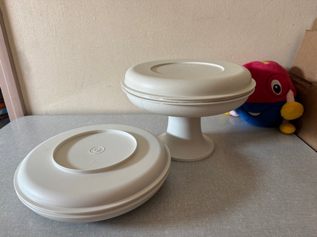 NIEUWSTAAT 2 presenteerschalen - schaal op voet TUPPERWARE, Schaal, Wit, Ophalen of Verzenden, Met deksel