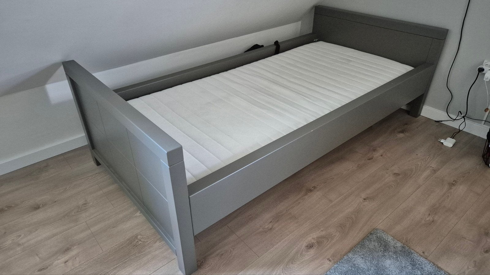 Eenpersoonsbed grijs met lattenbodem en matras, Ophalen, Gebruikt, 90 cm, Eenpersoons