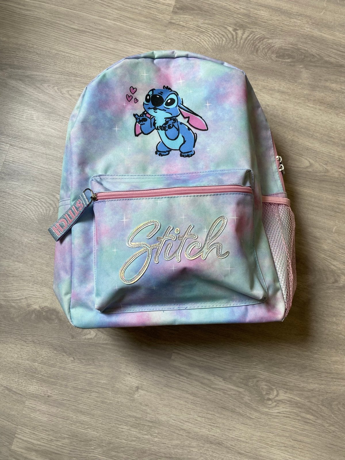 Nieuwe Disney Stitch Rugtas - Tie-dye print (7-8 jaar), Ophalen of Verzenden, Nieuw, Disney of Dora, 30 tot 45 cm
