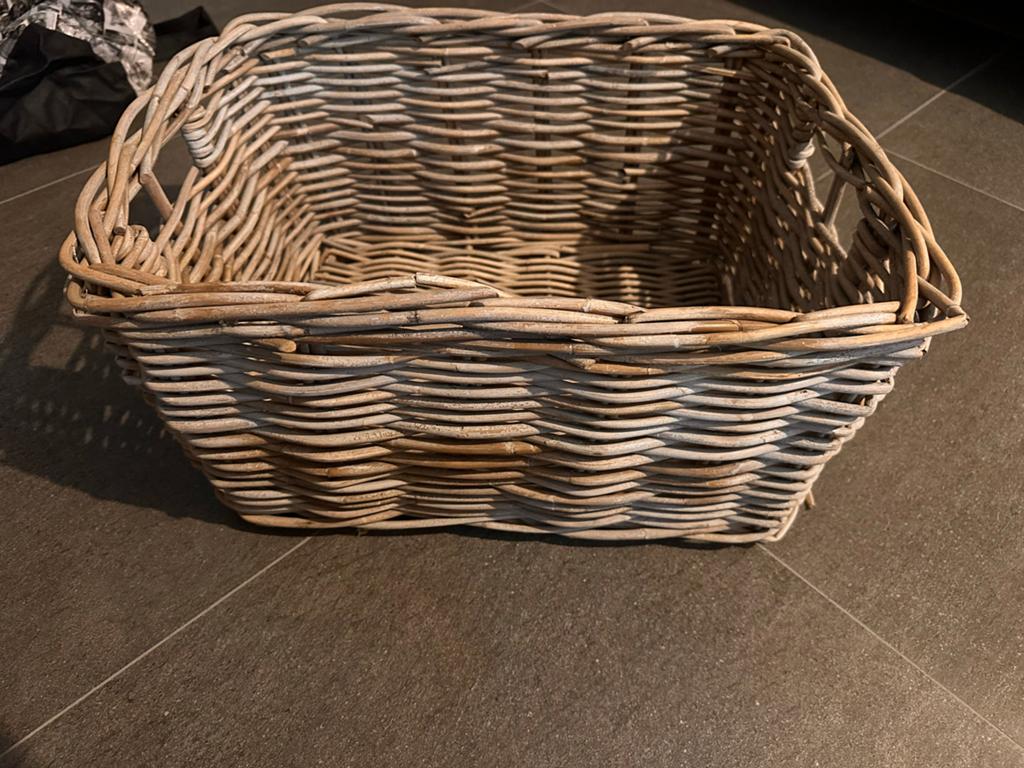 Grote rieten mand, rechthoekig, wit/grijs, Ophalen, Gebruikt, Mand, Riet
