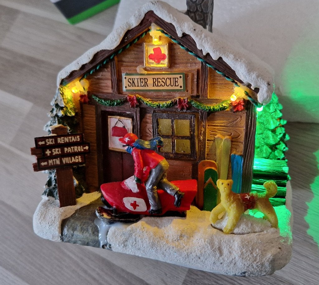 Kerstdorp Skiër rescue, Ophalen of Verzenden, Nieuw