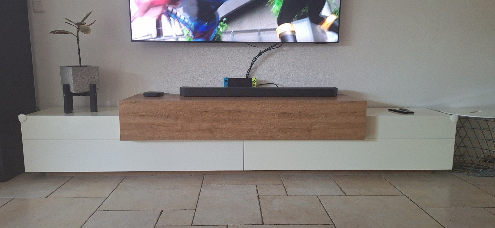 Modern TV-meubel wit met houten accent, Modern, Scandinavisch, 150 tot 200 cm, Ophalen of Verzenden, Zo goed als nieuw